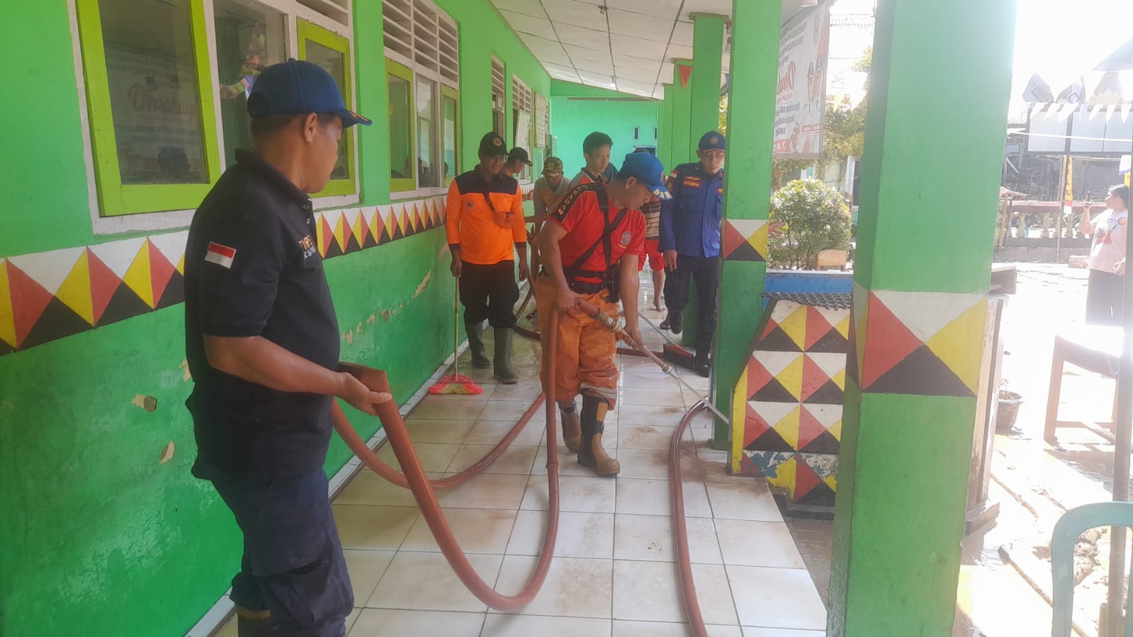 BPBD dan Damkar Tanggamus Bersihkan Lumpur Pascabanjir di SDN 1 Pekon Belu