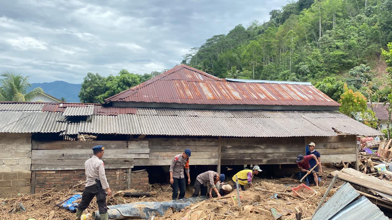 Polda Lampung Fokus Evakuasi, Bantuan Logistik, dan Trauma Healing Korban Banjir
