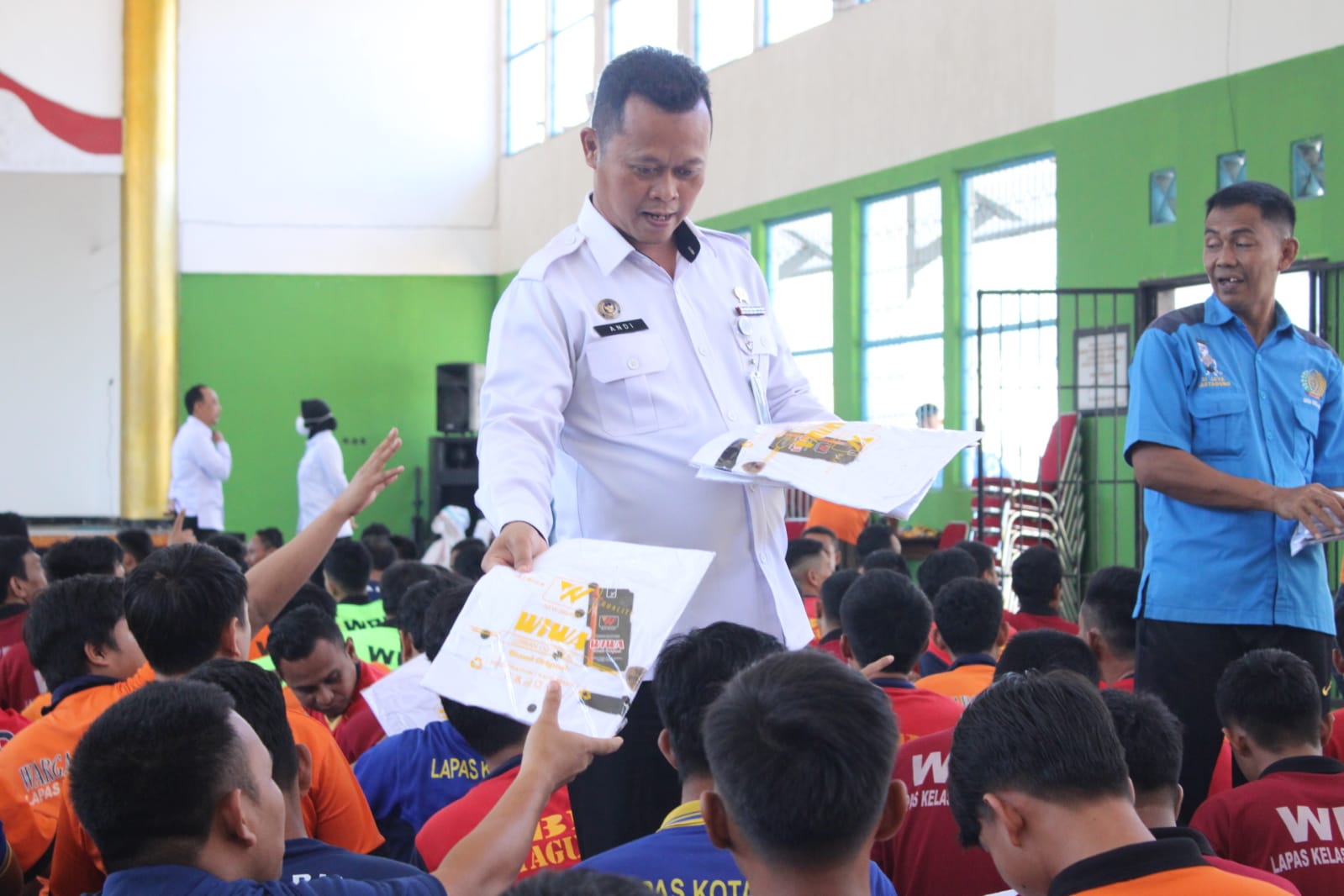 Lapas Kota Agung Bagikan Baju Baru, Warga Binaan Sampaikan Aspirasi Soal Remisi