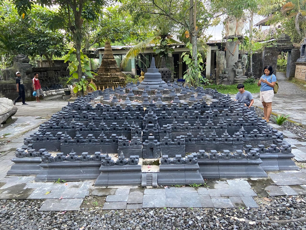 Replika Candi Borobudur: Mahakarya Maestro Magelang yang Mendunia