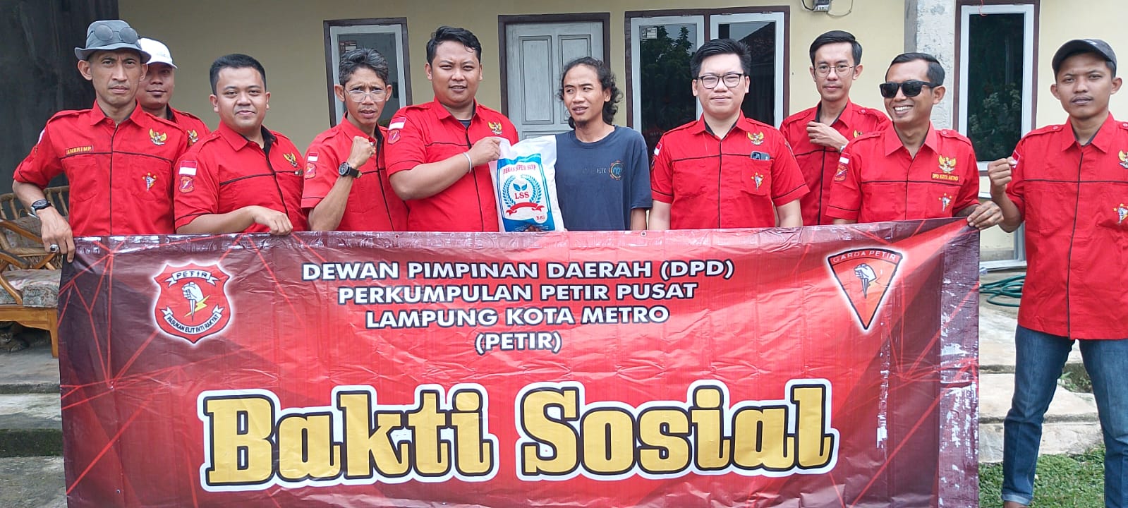 Petir Kota Metro Bagikan Puluhan Paket Sembako ke Warga  ‎