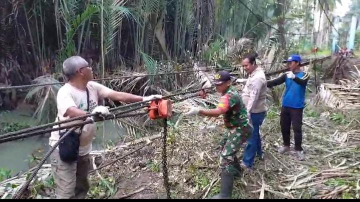Babinsa Koramil Kotaagung Ikut Gotong Royong Bangun Jembatan Gantung di Tampang Tua