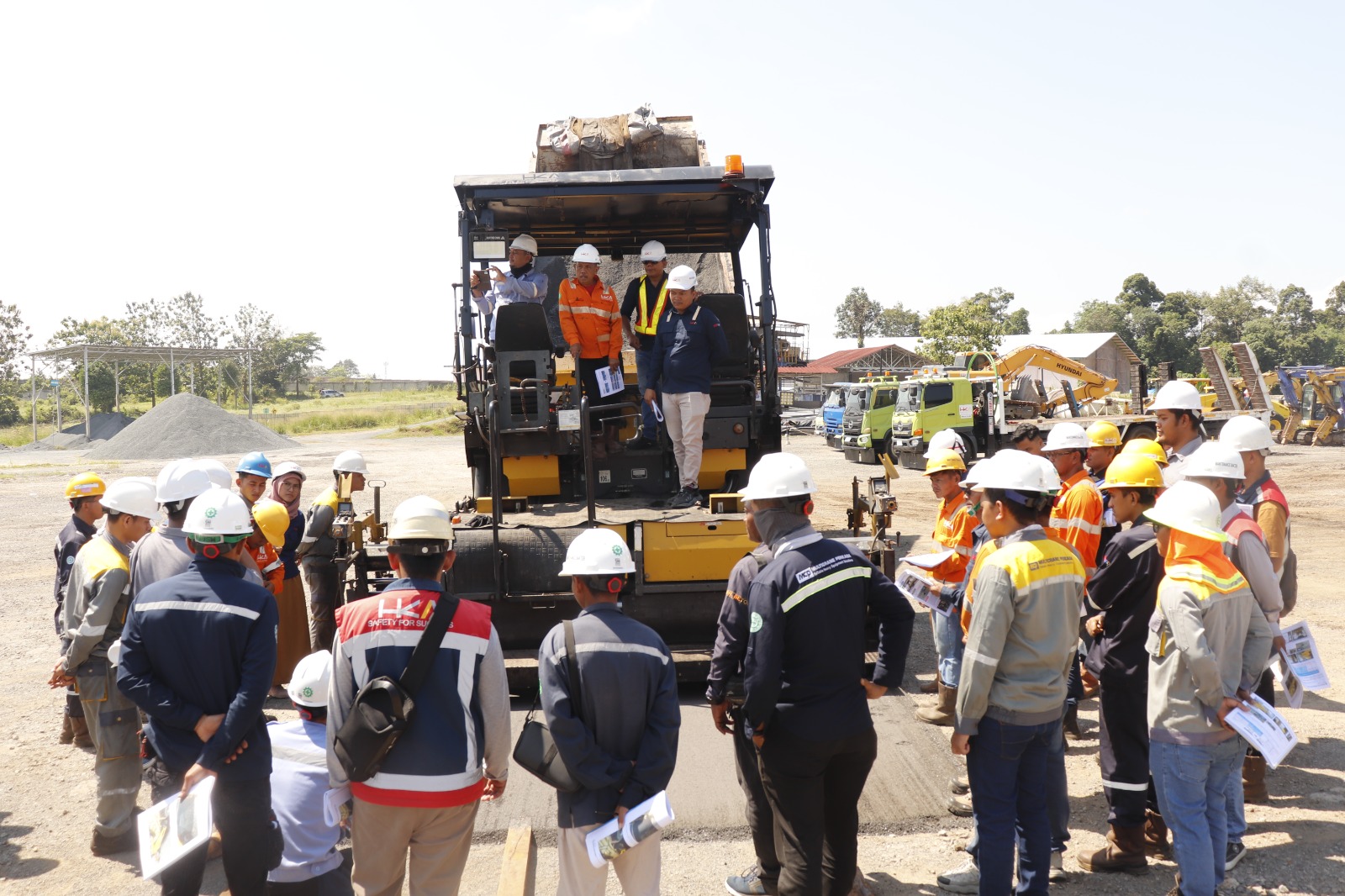 HKA Gandeng Sumitomo Gelar Pelatihan Alat Berat Asphalt Finisher