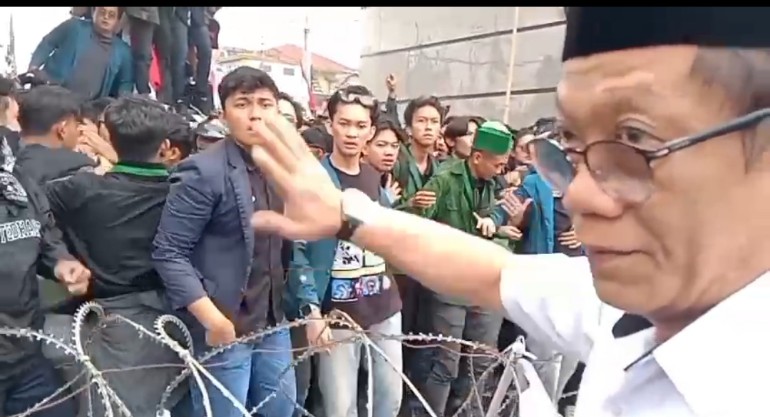 Kepala Bapenda Lampung Nyaris Diamuk Massa