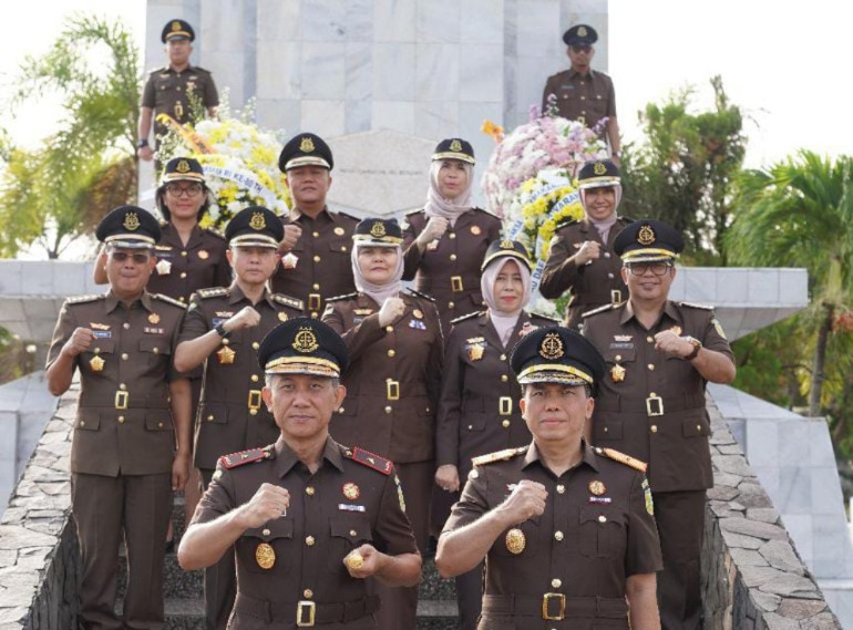 Kejati Lampung Tabur Bunga di TMP, Peringati Hari Lahir Kejaksaan ke-80