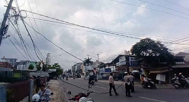 Demo Lampung Damai, Kabel Listrik Menjuntai