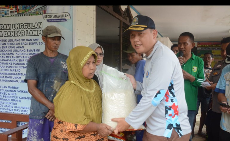 Pemerintah Kota Bandar Lampung Bagikan Beras untuk Korban Banjir