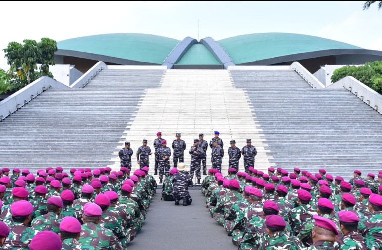 Danpasmar 1 Dampingi Kasal Tinjau Prajurit Pasmar 1 saat Amankan Gedung DPR/MPR RI