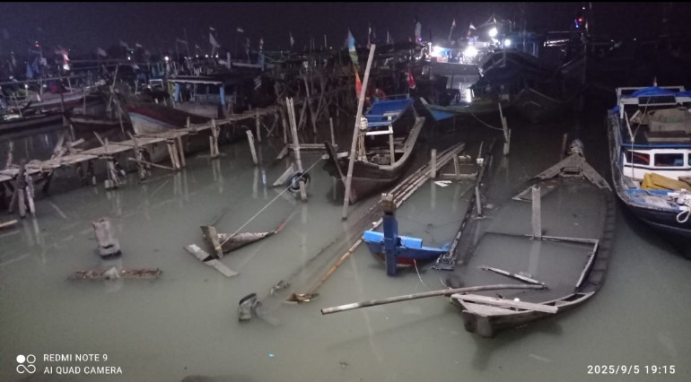 Puluhan Bangkai Kapal dan Pendangkalan Muara Hambat Aktivitas Nelayan di PPI Labuhan Maringgai