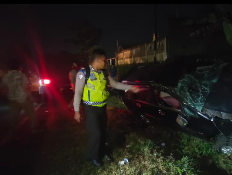 Minibus Tabrak Motor hingga Terguling, Ibu dan Anak Tewas, Ayah Kritis