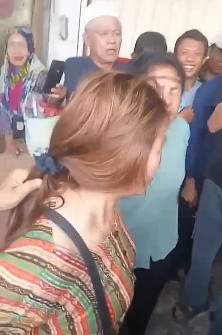 Viral! Diduga Curi Emas, Dua Emak-emak Diamankan Warga di Simpang Sender OKUS