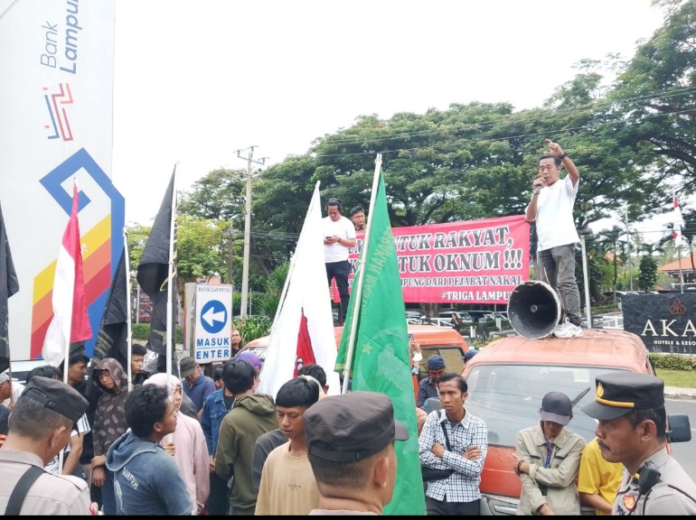 Demo Triga Lampung Desak Empat Direktur Bank Lampung Diganti