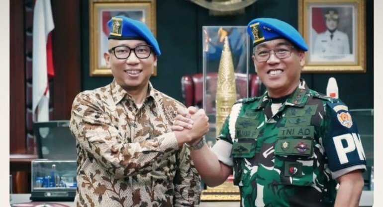 PUSPOM AD Anugerahi Gubernur Rahmat Mirzani Djausal Warga Kehormatan dan Pin Emas Polisi Militer