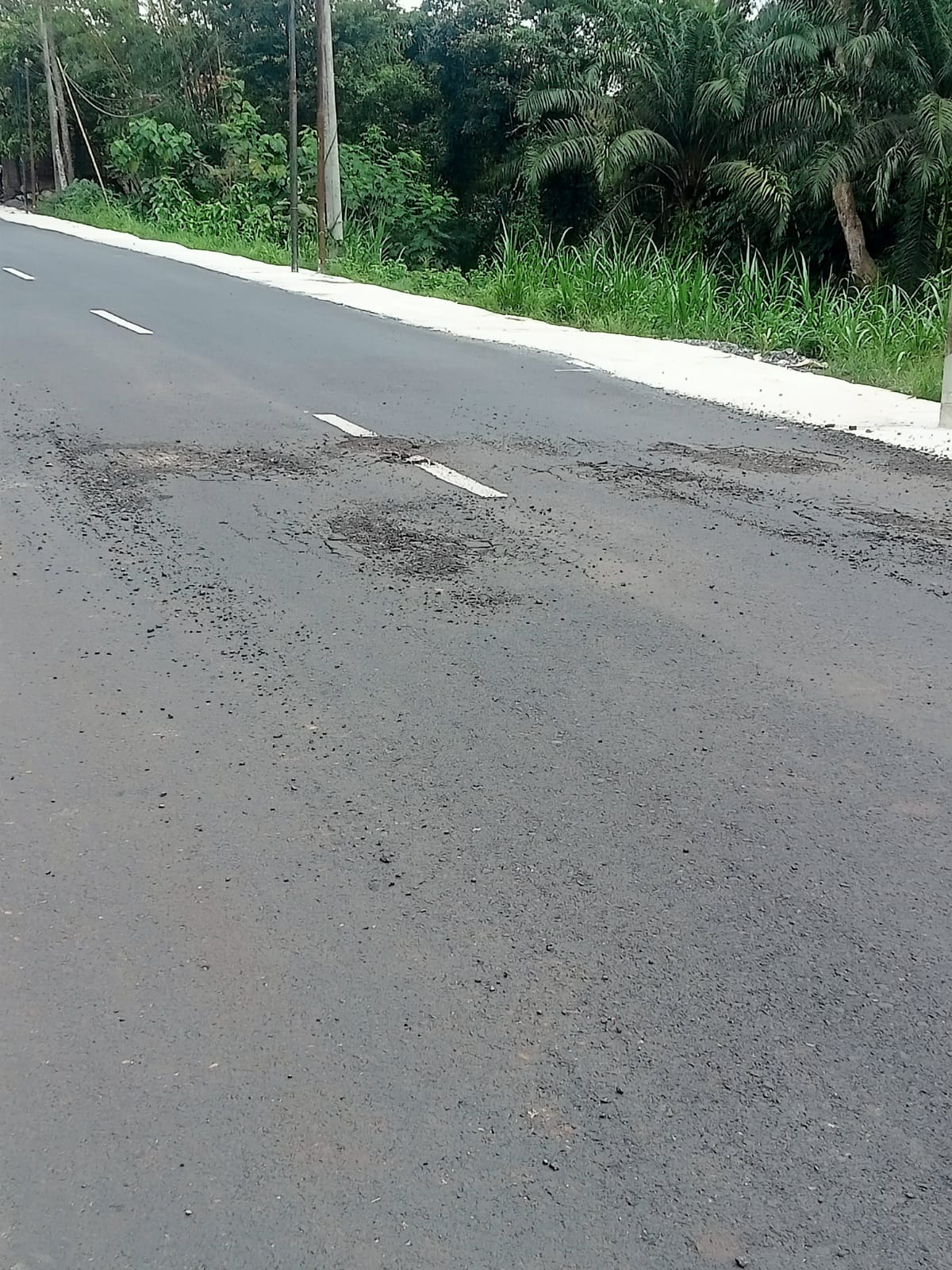 Proyek Jalan Gedong Dalam–Kota Gajah Rp2 Miliar Oleh CV Tiga Saudara Baru Selesai Dikerjakan Sudah Rusak