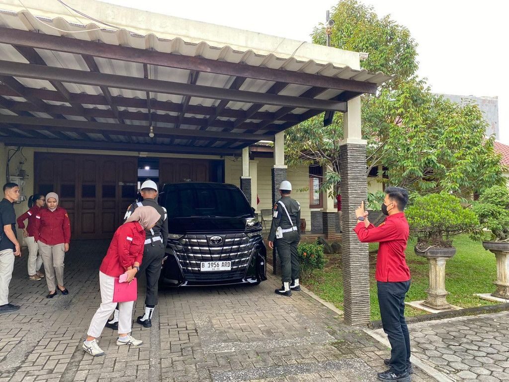 Usai Diperiksa Kasus Korupi PT LEB Rumah Arinal Jadi Sepi Hanya Dua Boklam Redup Yang Hidup