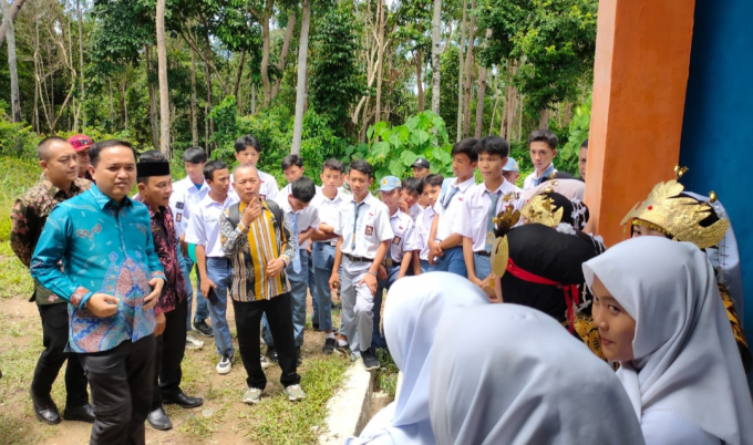 Kadisdik Lampung Thomas Americo Kunjungi SMK Negeri Pulau Tabuan Hanya 1 Guru ASN Guru Honor Dibayar Rp150 Ribu Perbulan?