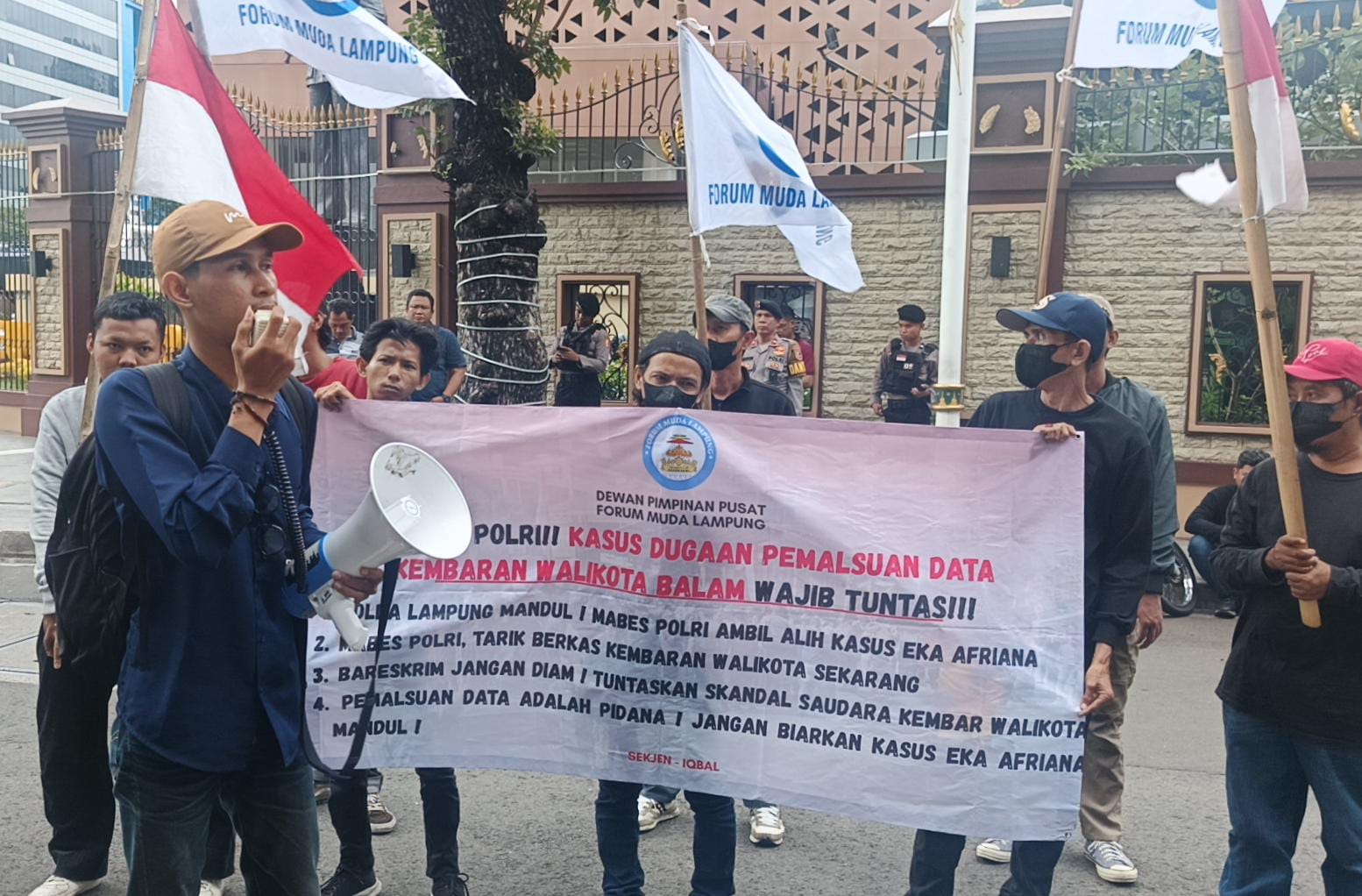Soal Skandal Data Eka Afriana Kembaran Walikota Eva Dwiana FML Kembali Demo Mabes Polri dan Kejagung