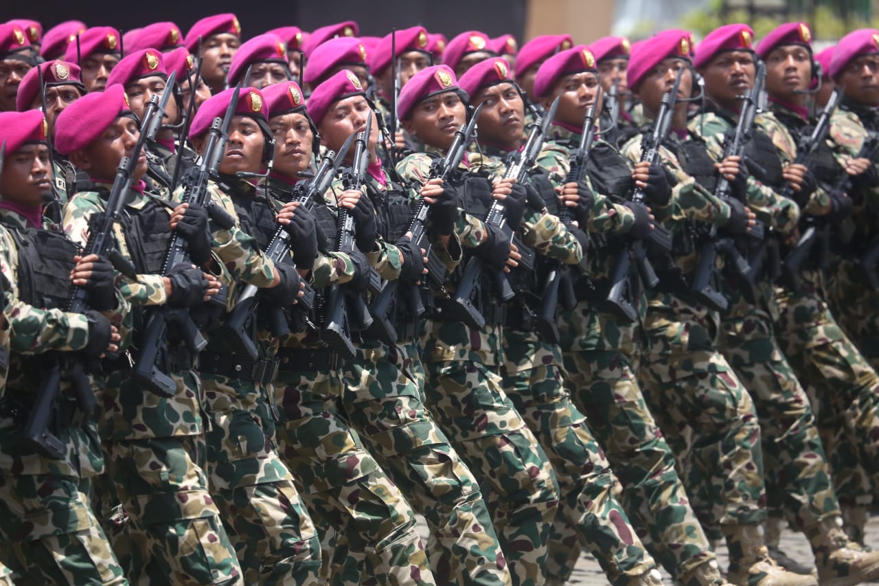 Danpasmar 1 Pimpin Langkah Defile Kontingen TNI AL Pada Gladi Upacara HUT Ke-80 TNI