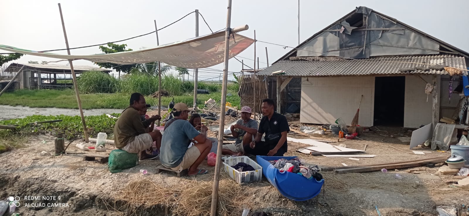 Warga Pasir Sakti Gotong Royong Perbaiki Rumah Terdampak Banjir Rob
