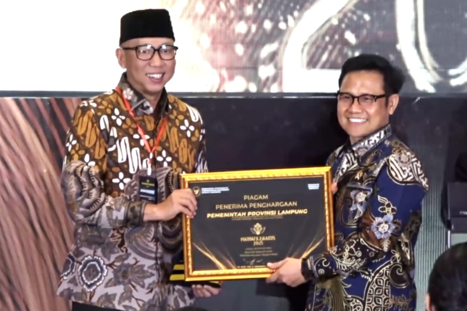 Gubernur Mirza Terima Mandaya Award dari Menko PM