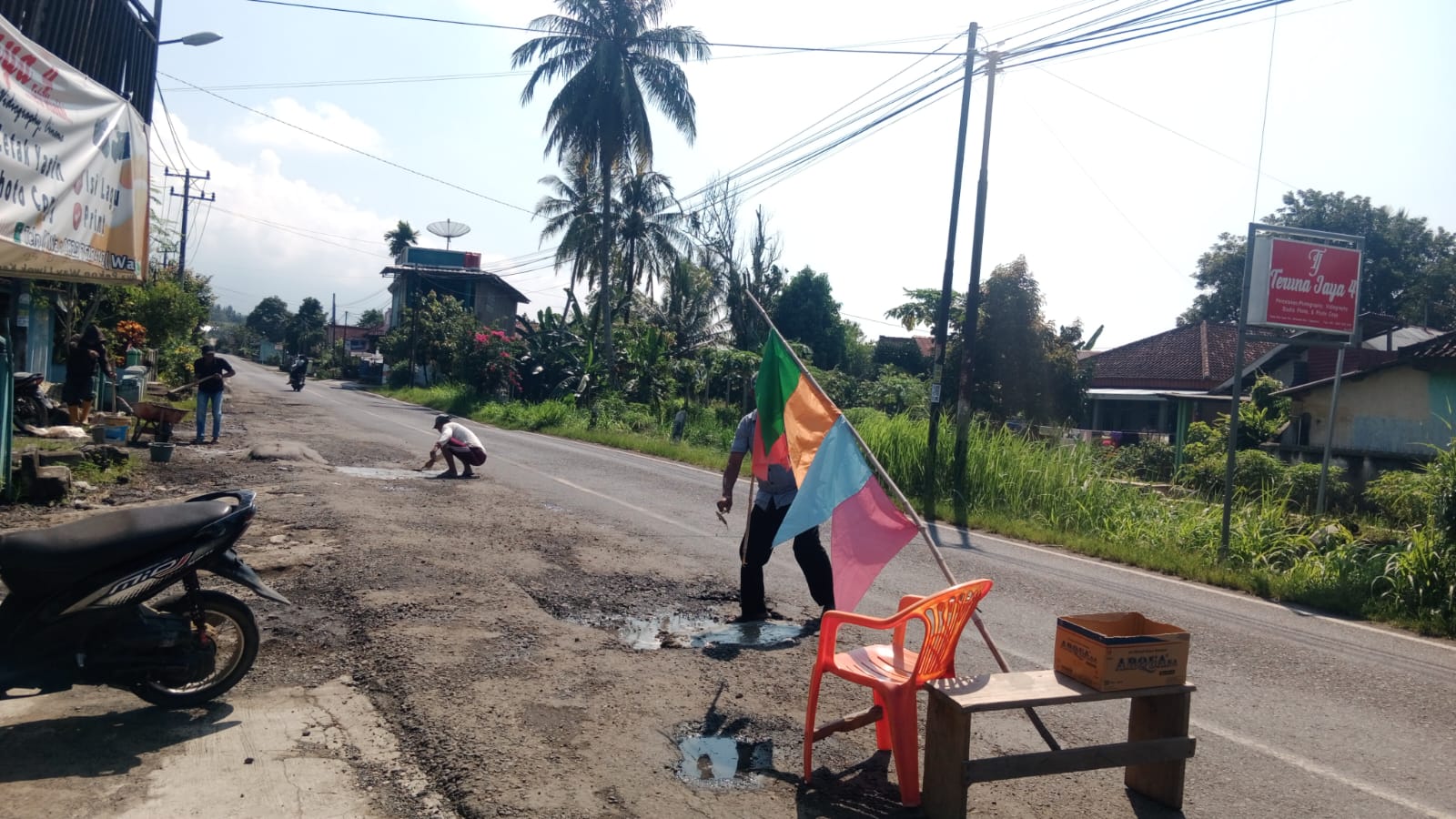 Warga Wayliwok Tambal Jalinbar Berlubang Saat Pemerintah Masih Sibuk Berjanji bukti Nurani Rakyat Masih Utuh