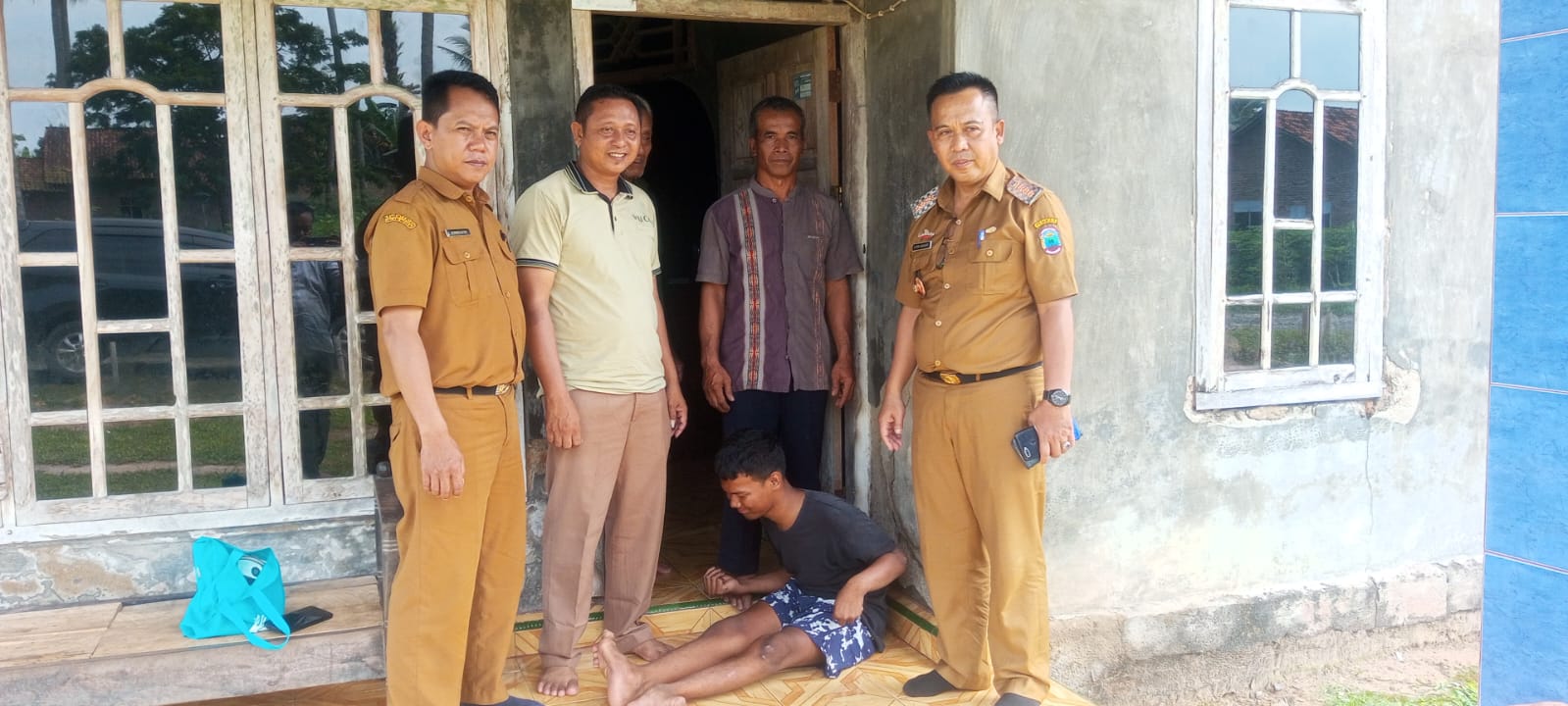 Camat Way Sulan Jenguk Cece, Remaja Penderita Lumpuh Sejak Lahir