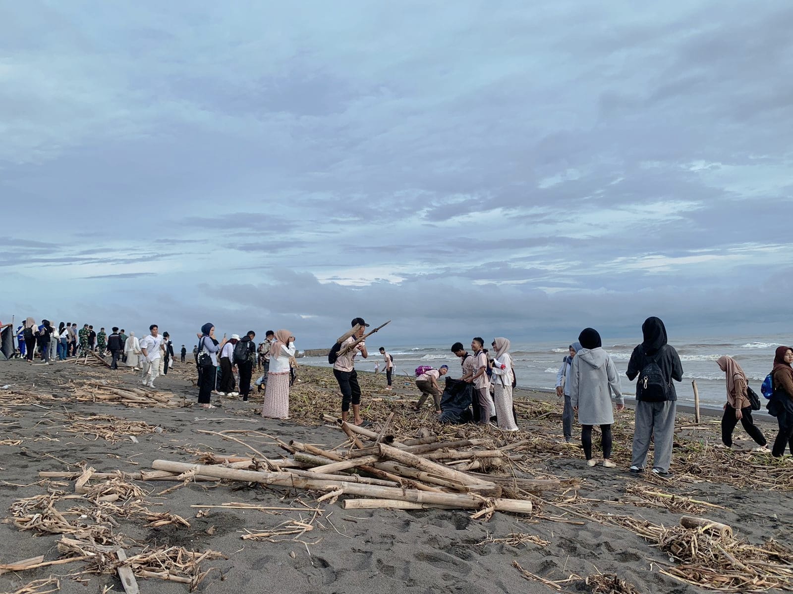 Ribuan Pemuda DIY Gelar Aksi Bersih Pantai dan Kampanye Cegah Kenakalan dan Kriminalitas Remaja