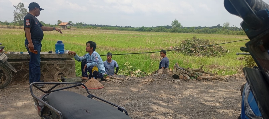 Provider Abai dan Diduga Tak Berizin, Kabel Wifi di Desa Karang Pucung Way Sulan Ancam Keselamatan Warga