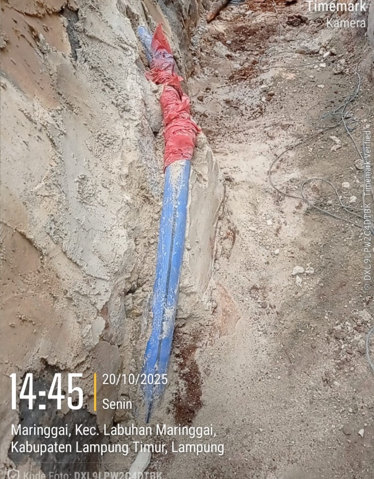 Pipa Berwarna Biru Ditemukan Pekerja Saat Pengerjaan Drainase di Maringgai, Proyek Rampung Tanpa Gangguan