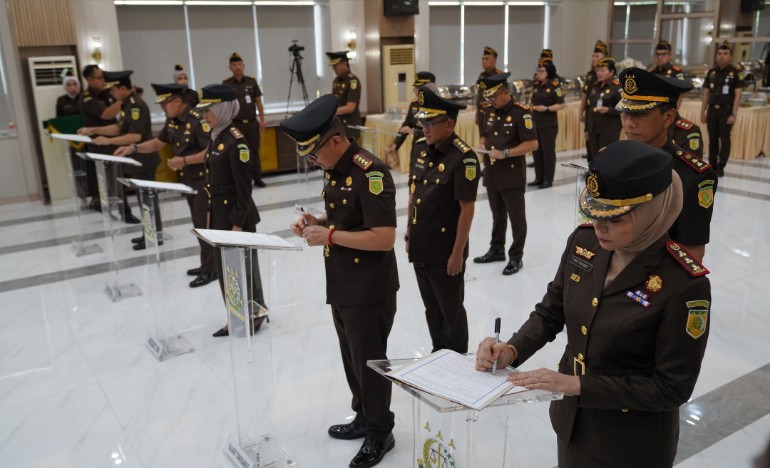 Kejati Lampung Segarkan Struktur, Danang Suryo Lantik Wakajati dan 13 Pejabat Baru