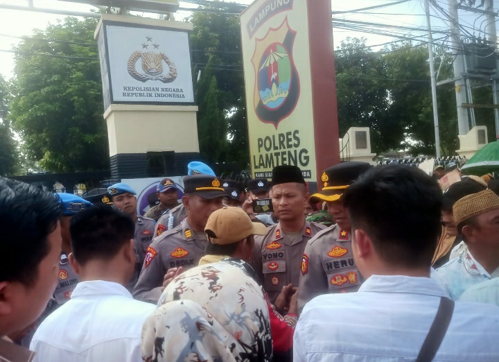 Delapan Warga Diperiksa Polisi Karena Konflik Lahan Dengan Group Bumi Waras, Ratusan Warga Tiga Desa Bertahan di Depan Polres Lampung Tengah