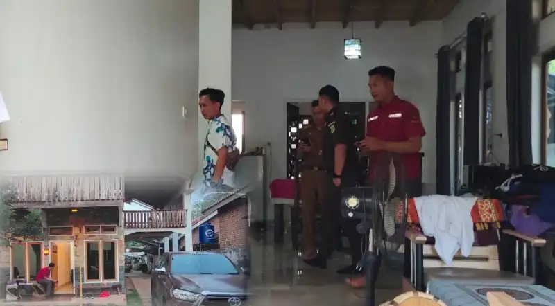 Kejari Tulang Bawang Barat Geledah Dua Rumah Eks Kadis DLH Firmansyah dan Kabid Sampah Hartawan