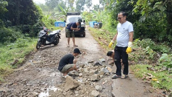 Anggota DPRD Lampung Turun Langsung Perbaiki Jalan Rusak di Gunung Katun dan Tanjung Ratu