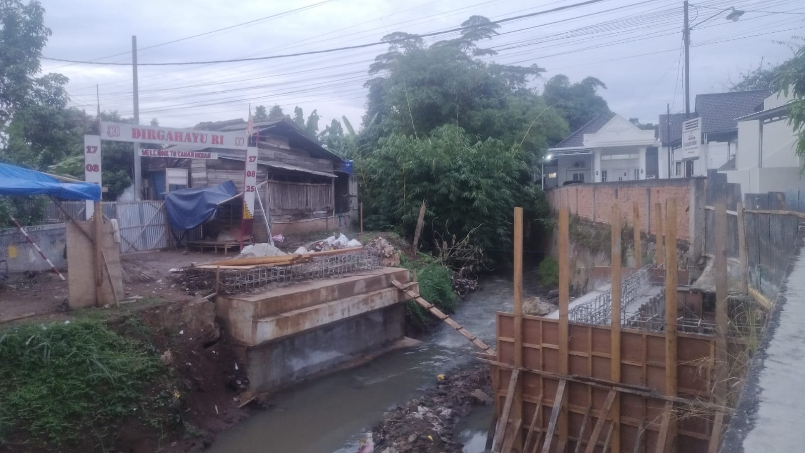 Warga Minta Proyek Jembatan Dinas PU Kota Bandar Lampung di Rajabasa Raya Distop Dulu?