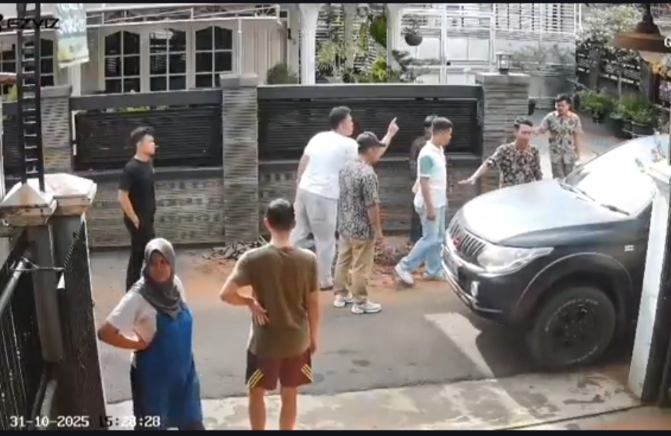 Papasan Mobil di Gang Anggota DPRD Lamteng Bersitegang Dengan Mahasiswa Anak Anggota Dewan