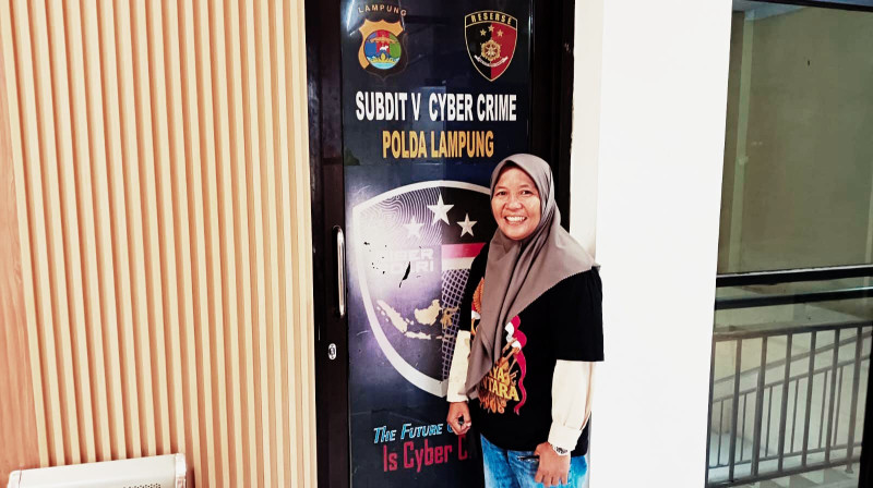 Emak-emak Asal Pesawaran Laporkan Pembuat Konten Hoax Vidio AI Bupati Yang Berisi Ujaran Kebencian dan Penghinaan