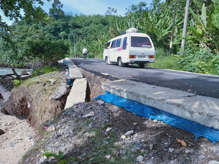 BREAKING NEWS: Jalan Putihdoh–Tengor Ambles 30 Derajat, Akses Pesisir Cukuh Balak Terancam Putus Total!