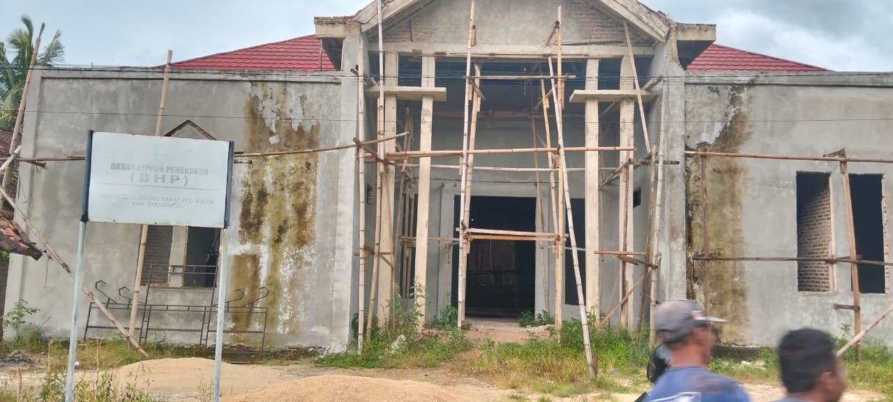 Anggaran Pekon Diduga Dibabat, Balai Pekon Mangkrak, Ambulans ‘Hilang’, Aparat Mundur Masal