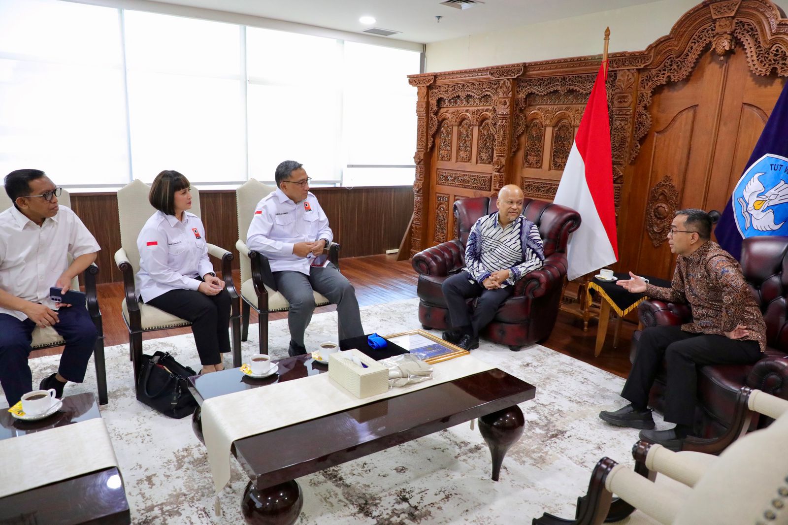 Diserahkan Ketua Umum PII Ilham Habibie, Mendiktisaintek Brian Terima Penghargaan dari Insinyur se-ASEAN