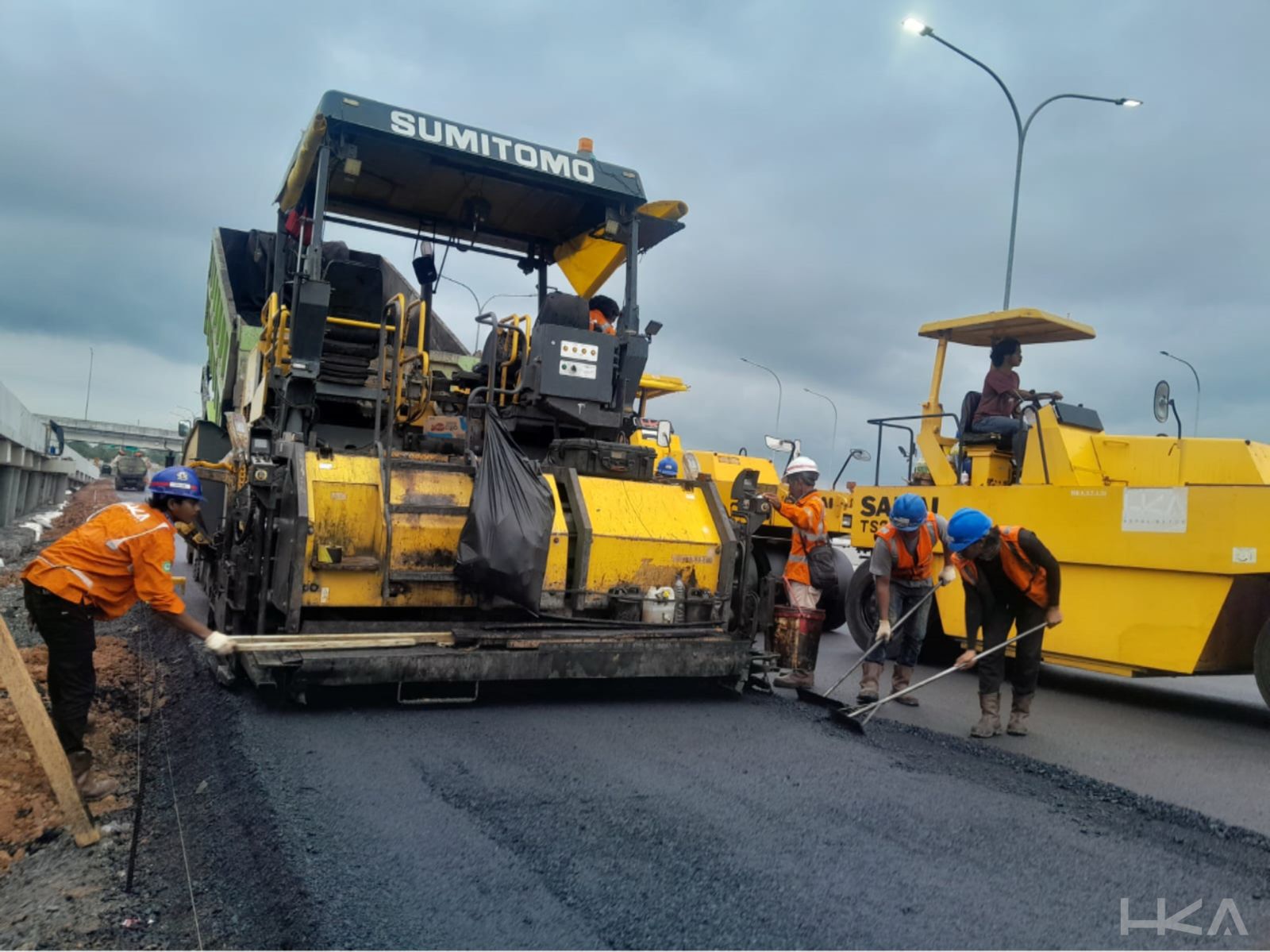 Hakaaston Rampungkan Overlay Hotmix Ruas Tol Palembang-Indralaya