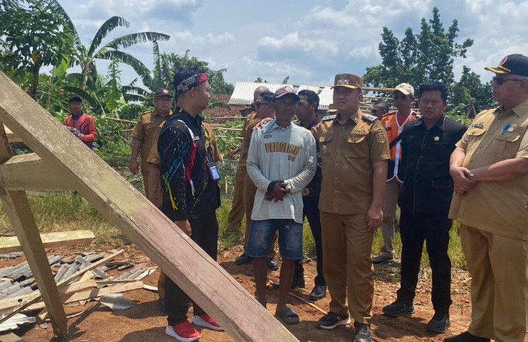 Wabup Antonius Tinjau Lokasi Bencana Puting Beliung di Trimulyo, Serahkan Bantuan untuk Warga Terdampak