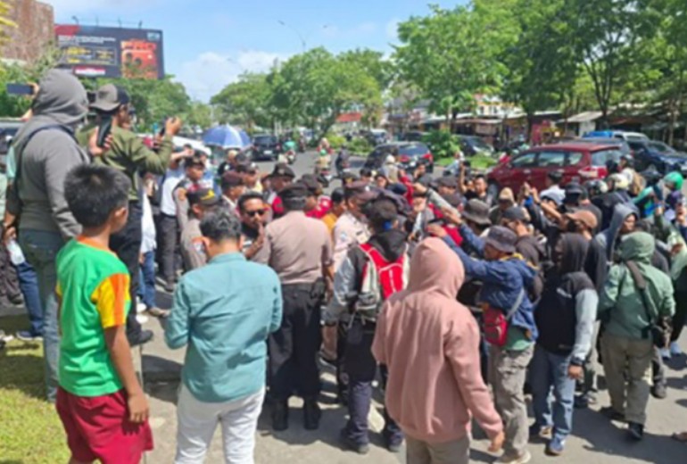 Aksi Bela TEMPO di Makassar Ricuh