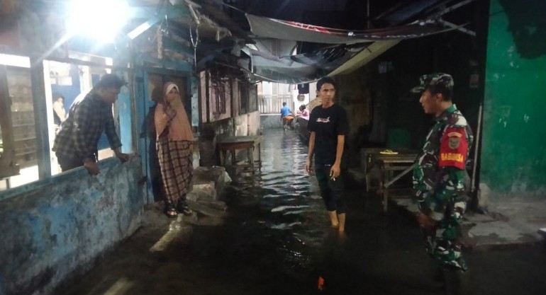 Babinsa Sigap Tangani Banjir Rob di Kangkung, Pastikan Warga Aman
