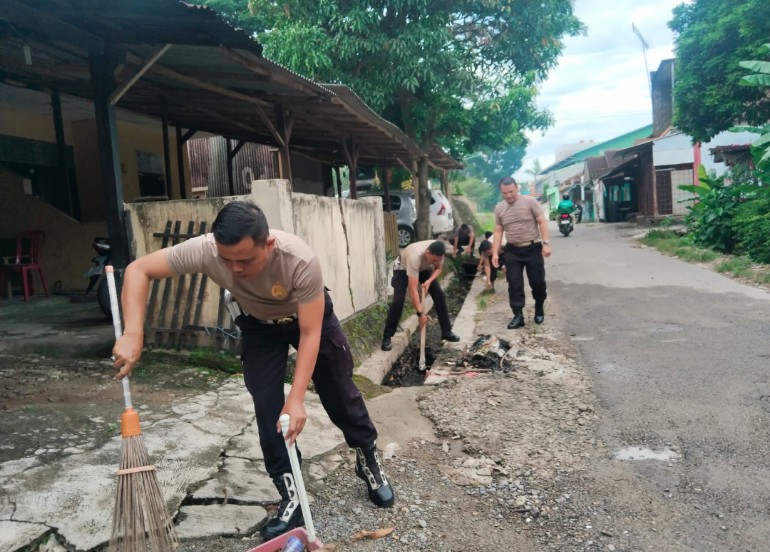 Tangkal Banjir, Polsek Pringsewu Kota Gotong-royong Bersihkan Lingkungan