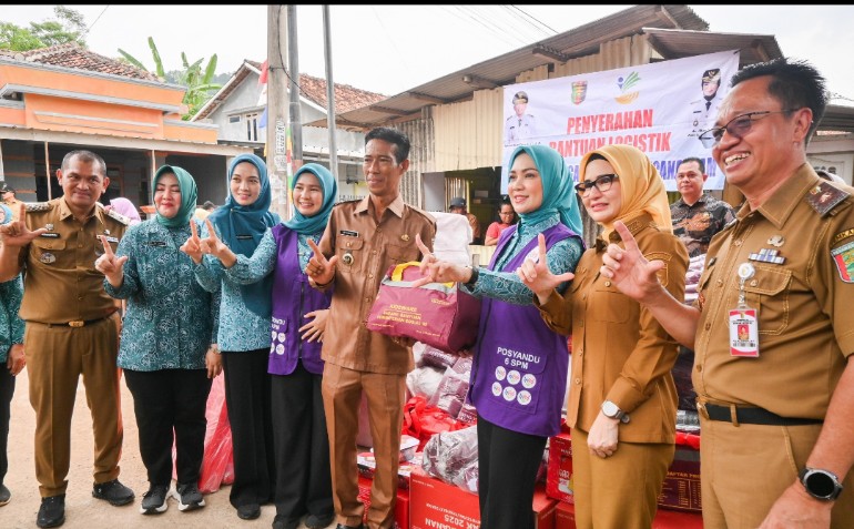 TP-PKK Lampung Cek Implementasi 10 Program Pokok dan Bagikan Bantuan di Teluk Pandan