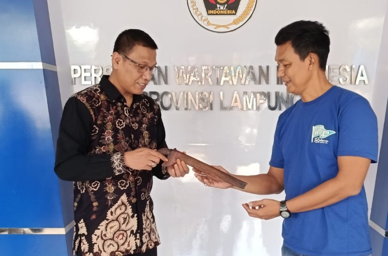Andy Achmad Wariskan Badik Pagar dewa ke Ketua PWI Lampung: Tolong Lestarikan!