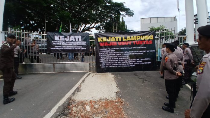 Tiga LSM Geruduk Kejati Lampung Desak Tuntas Dugaan Korupsi TNBBS hingga Mafia Tanah Way Kanan