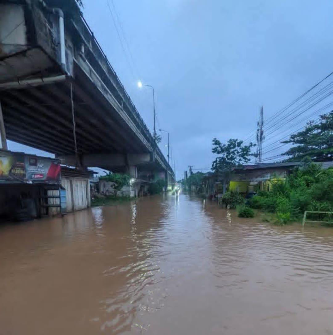 Banjir Langganan Kembali Rendam Flyover dan Pasar Natar, Warga Tagih Keseriusan Pemkab Lamsel Yang Sibuk Pencitraan