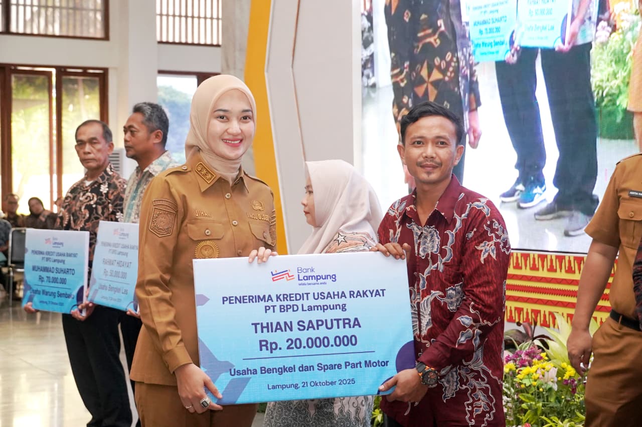 Wakil Gubernur Lampung Serahkan KUR ke Pelaku UMKM, Dukung Program Nasional Penciptaan Lapangan Kerja