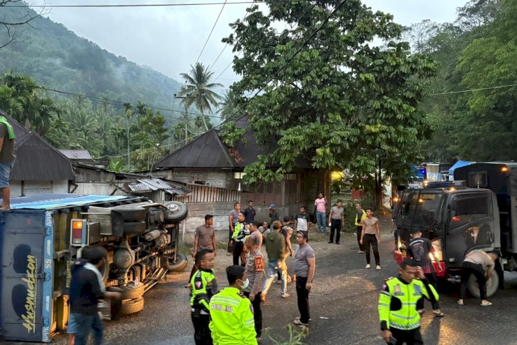 Mobil Bansos Brimob Polda Lampung Kecelakaan di Jalinsum Solok